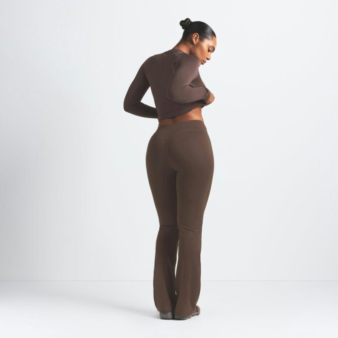 NikeSKIMS MATTE SLIM FLARE LEGGING NikeSKIMS MATTE SLIM FLARE LEGGING