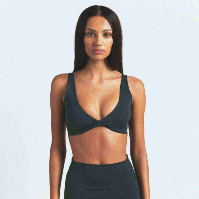 NikeSKIMS MATTE TWIST-FRONT BRA