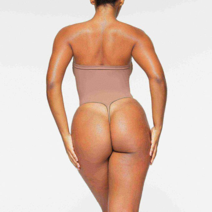 SEAMLESS SCULPT STRAPLESS THONG BODYSUIT
